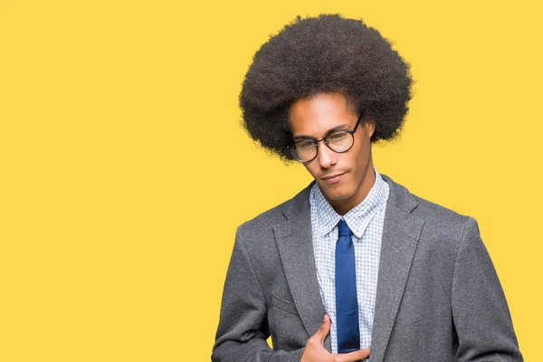 若いアフリカ系アメリカ人ビジネスの男性アフロ髪のために胃にも手でメガネと吐き気 気分が悪く痛みを伴う病気 痛みの概念 — ストック写真