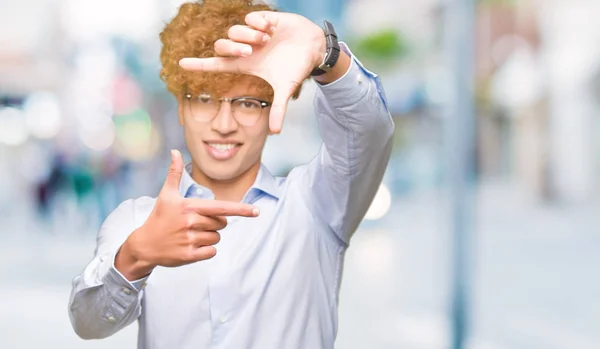 Joven Hombre Negocios Guapo Con Gafas Afro Sonriendo Haciendo Montura —  Fotos de Stock