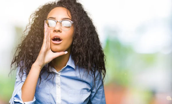 Joven Hermosa Chica Negocios Con Pelo Rizado Con Gafas Mano — Foto de Stock