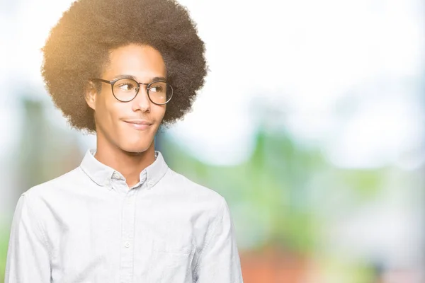Unga Afroamerikanska Man Med Afro Hår Glasögon Tittar Bort Till — Stockfoto
