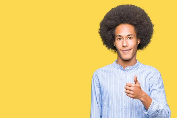幸せの親指を手でジェスチャーをしているアフロの髪の若いアフリカ系アメリカ人 成功を示すカメラを見て式を承認します — ストック写真