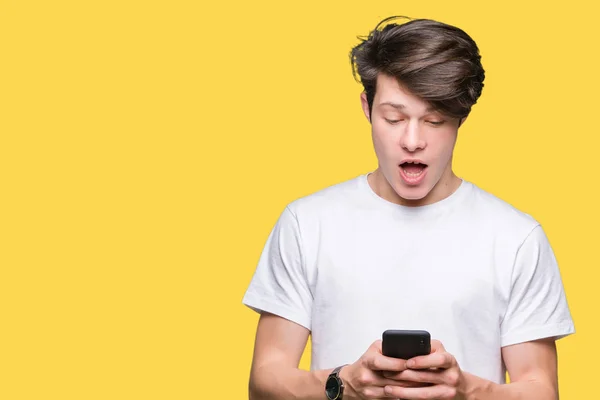 Hombre Joven Usando Teléfono Inteligente Sobre Fondo Aislado Asustado Shock —  Fotos de Stock