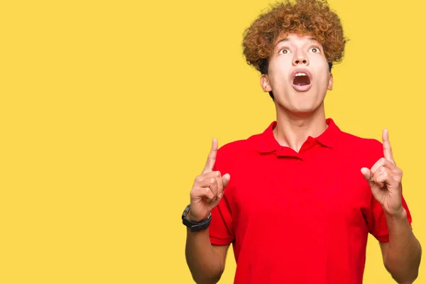 Jovem Homem Bonito Com Cabelo Afro Vestindo Shirt Vermelha Espantado — Fotografia de Stock