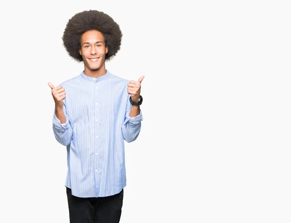 Americký Mladík Afro Vlasy Úspěch Znamení Dělá Pozitivní Gesto Rukou — Stock fotografie