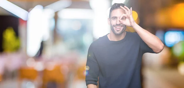 Joven Hombre Guapo Usando Suéter Sobre Fondo Aislado Haciendo Gesto — Foto de Stock