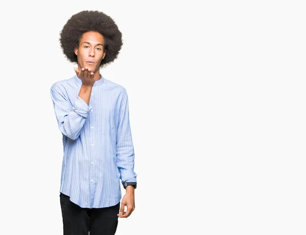 Joven Hombre Afroamericano Con Pelo Afro Mirando Cámara Soplando Beso — Foto de Stock
