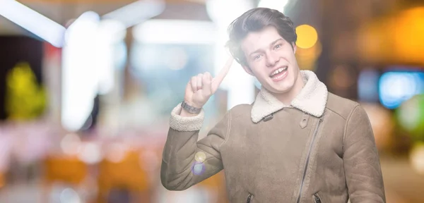 Homem Bonito Jovem Vestindo Casaco Inverno Sobre Fundo Isolado Sorrindo — Fotografia de Stock