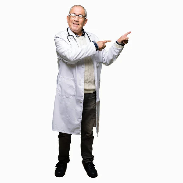Beau Médecin Senior Homme Vêtu Manteau Médical Souriant Regardant Caméra — Photo
