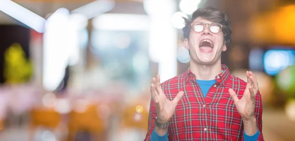 Joven Hombre Guapo Con Gafas Sobre Fondo Aislado Loco Loco — Foto de Stock