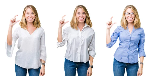美丽的金发商务妇女在白色孤立的背景微笑和自信的手势与手做大小标志用手指 而看和相机 测量概念 — 图库照片
