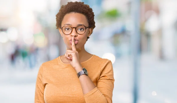 Joven Mujer Afroamericana Hermosa Con Gafas Sobre Fondo Aislado Pidiendo — Foto de Stock