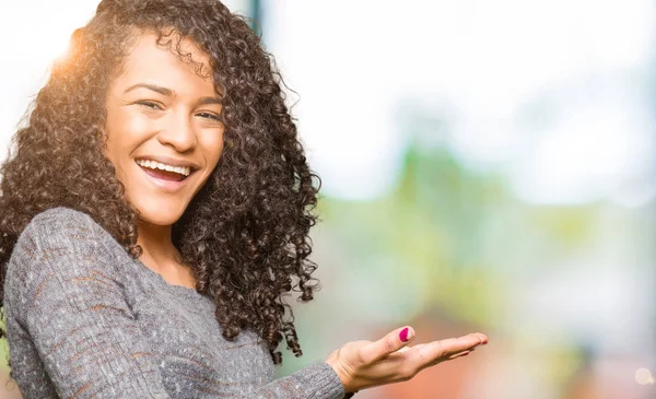 Giovane Bella Donna Con Capelli Ricci Indossa Maglione Grigio Puntando — Foto Stock