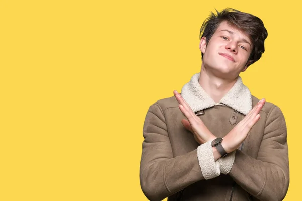 Junger Gutaussehender Mann Trägt Wintermantel Über Isoliertem Hintergrund Zurückweisung Ausdruck — Stockfoto