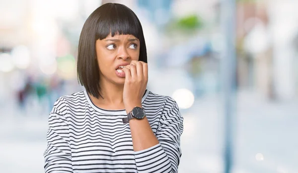 Schöne Junge Afrikanisch Amerikanische Frau Die Gestreiften Pullover Über Isoliertem — Stockfoto