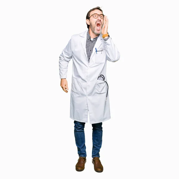 Médico Meia Idade Homens Vestindo Casaco Médico Gritando Gritando Alto — Fotografia de Stock