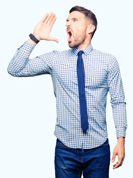 Hombre Negocios Guapo Con Corbata Gritando Fuerte Lado Con Mano — Foto de Stock