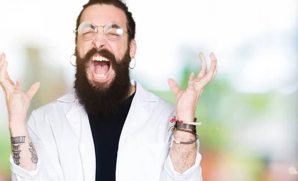 Médico Terapeuta Homem Com Cabelos Longos Urso Vestindo Casaco Branco — Fotografia de Stock