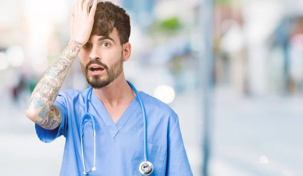 Jovem Enfermeiro Bonito Vestindo Uniforme Cirurgião Sobre Fundo Isolado Surpreendido — Fotografia de Stock