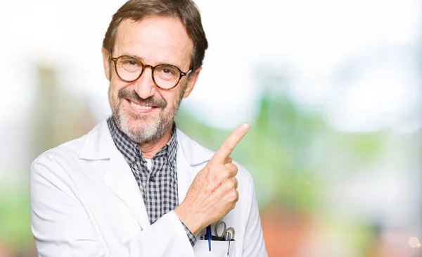 Orta Yaş Doktor Erkek Tıbbi Giyen Neşeli Bir Gülümseme Ile — Stok fotoğraf