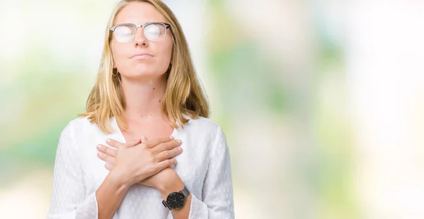 Mooie Jonge Vrouw Een Bril Geïsoleerde Achtergrond Glimlachend Met Handen — Stockfoto