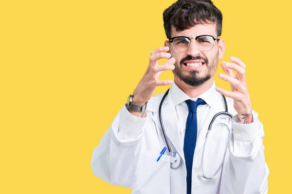 Junger Arzt Trägt Krankenhausmantel Über Isoliertem Hintergrund Und Schreit Frustriert — Stockfoto