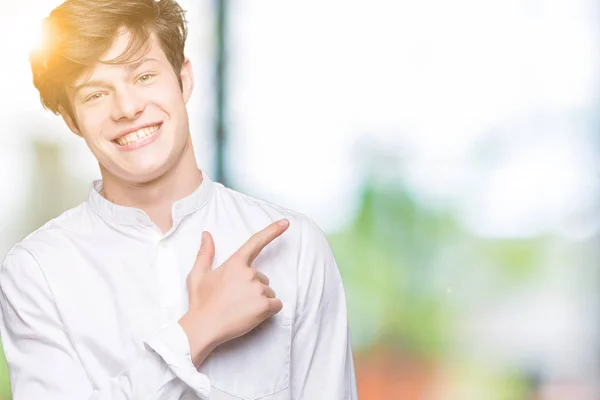 Unga Stiliga Affärsman Över Isolerade Bakgrund Glada Med Ett Leende — Stockfoto