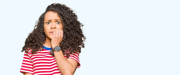 Giovane Bella Donna Con Capelli Ricci Indossa Strisce Shirt Cercando — Foto Stock