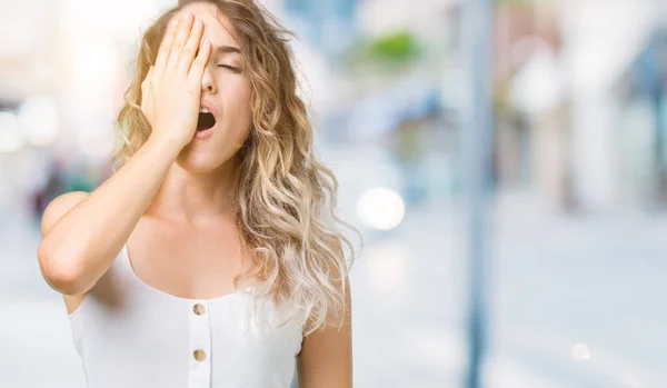 Mooie Jonge Blonde Vrouw Geïsoleerde Achtergrond Geeuwen Moe Die Betrekking — Stockfoto