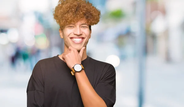 Joven Hombre Guapo Con Pelo Afro Vistiendo Camiseta Negra Que — Foto de Stock