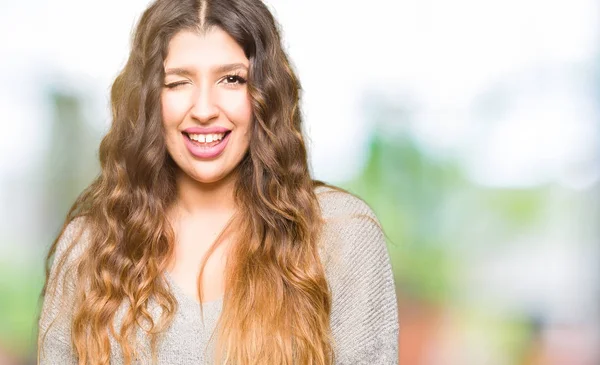 Joven Hermosa Mujer Con Vestido Invierno Guiño Mirando Cámara Con — Foto de Stock