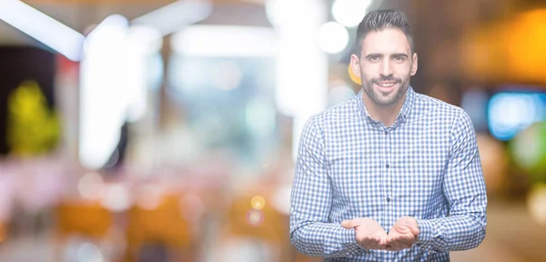 Joven Hombre Guapo Sobre Fondo Aislado Sonriendo Con Las Palmas — Foto de Stock