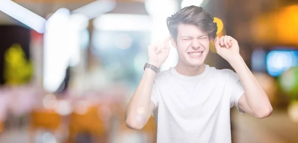 Joven Hombre Guapo Vistiendo Casual Camiseta Blanca Sobre Fondo Aislado —  Fotos de Stock