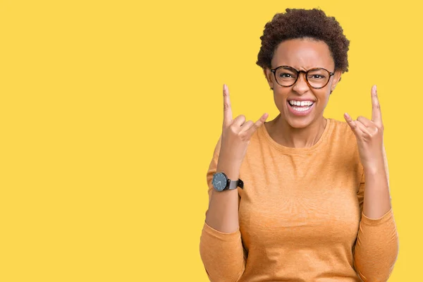 Jovem Bela Mulher Afro Americana Vestindo Óculos Sobre Fundo Isolado — Fotografia de Stock