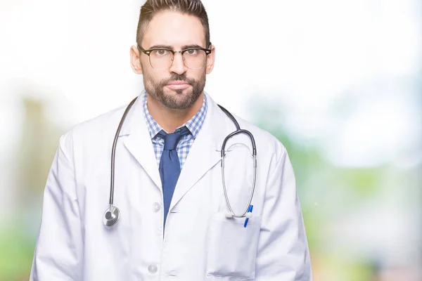 Bonito Jovem Médico Homem Sobre Fundo Isolado Cético Nervoso Franzindo — Fotografia de Stock