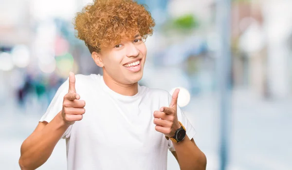 Joven Hombre Guapo Con Pelo Afro Usando Casual Camiseta Blanca — Foto de Stock