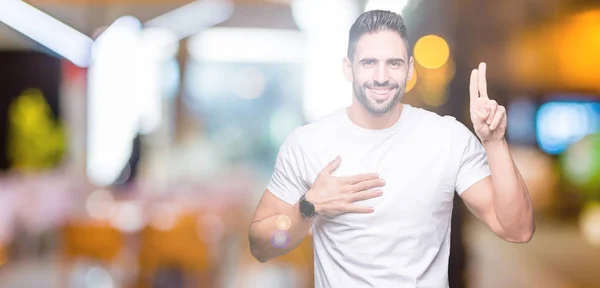 Hombre Guapo Con Camiseta Blanca Sobre Fondo Noche Aire Libre —  Fotos de Stock