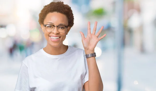 Vackra Unga Afroamerikanska Kvinnan Bär Glasögon Över Isolerade Bakgrund Åsidosättande — Stockfoto