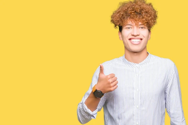 Joven Hombre Negocios Guapo Con Pelo Afro Usando Camisa Elegante —  Fotos de Stock