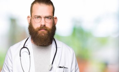 Tıbbi kat depresif ve sıkıntı, endişe sakallı genç sarışın doktor adam kızgın ve korkmuş ağlıyor. Üzgün ifade.