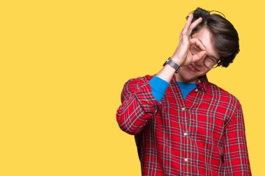 Gülümseyen, parmakları ile mutlu yüz üzerinden seyir göz el ile ok jest yapıyor izole arka plan üzerinde gözlük takan genç yakışıklı adam.