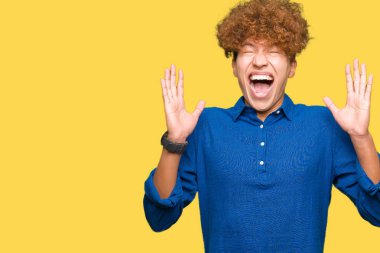 Genç yakışıklı zarif adam kızgın ve silah ile başarı için deli afro saç kutluyor ile kaldırdı ve heyecanlı çığlık gözler kapalı. Kazanan kavramı