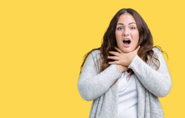 Artı boyutu genç kadın güzel kış ceket izole arka plan bağırarak üzerine giyip, çünkü boğmak acı kendi ellerimle öldürürüm. Sağlık sorunu. Yaralarından ve intihar kavramı.