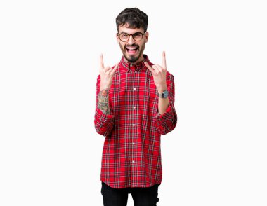 Deli ifade rock simge elle yapıyor ile bağırarak izole arka plan üzerinde gözlük takan yakışıklı delikanlı. Müzik yıldızı. Ağır kavramı.