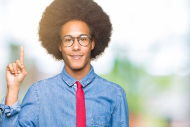 Afro saç ile genç Afrikalı Amerikan iş adamı gözlük ve kırmızı kravat gösteren ve parmak bir numara ile işaret kadar gözlüklü ve mutlu güven.