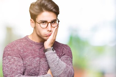 Seyir yorgun ve bıkkın ile depresyon sorun Çapraz kollar ile izole arka plan düşünme üzerinde gözlük takan genç yakışıklı adam.