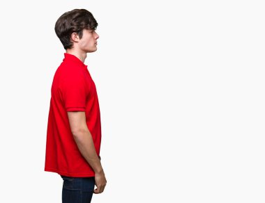 İzole arka tarafına, seyir üzerinde kırmızı t-shirt giyen genç yakışıklı adam sakin ol kendine güvenen gülümseme ile doğal yüz pozuyla profili.