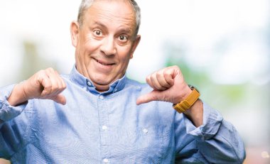 Yüzünde gülümseme ile kendinden emin görünüyorsun, kendini gururlu ve mutlu parmakları ile işaret şık gömlek giymiş yakışıklı üst düzey businesss adam.