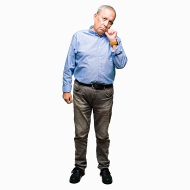 Yakışıklı üst düzey businesss çene düşünme hakkında soru, dalgın ifade üzerine el ile giyen şık gömlek dostum. Düşünceli yüzüyle gülümsüyor. Şüphe kavramı.