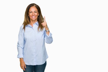 Güzel orta yaş iş yetişkin kadın ve parmak gülümseyen süre bir numara ile kendinden emin ve mutlu yukarıyı gösteren izole arka plan.