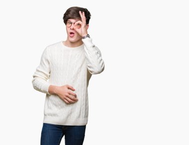 Sürpriz yüz, göz parmaklarının arasından seyir ile ok jest yapıyor izole arka plan üzerinde gözlüklü genç yakışıklı adam şok. İmansız ifade.